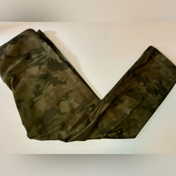 🆕 [Lululemon] Olive Camouflage Green Running/Yoga Capri Leggings Sz: 6 - Picture 7 of 7